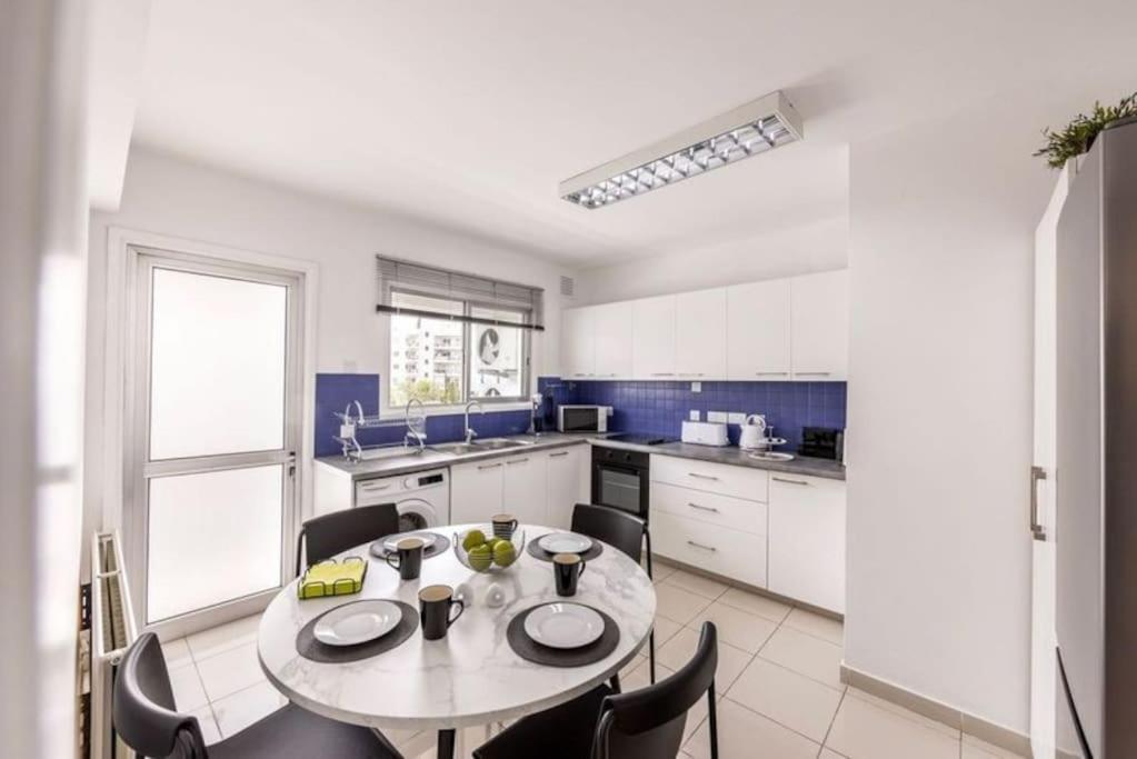 Apartamento Luxurious Bright & Stylish 2Br With Office In Nicosia Exterior foto